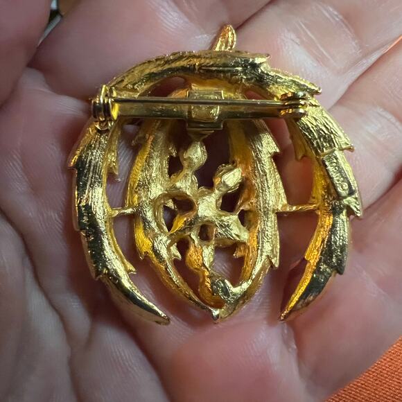 Vintage Torino gold tone vine leaf faux pearl brooch MCM fashion costume jewelry - Picture 2 of 4